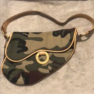 Camouflage shoulder clutch